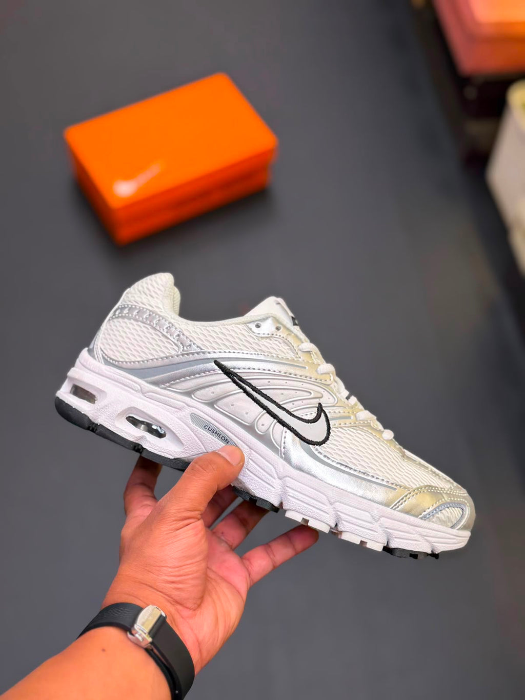 NIKE AIRMAX MOTO 2K