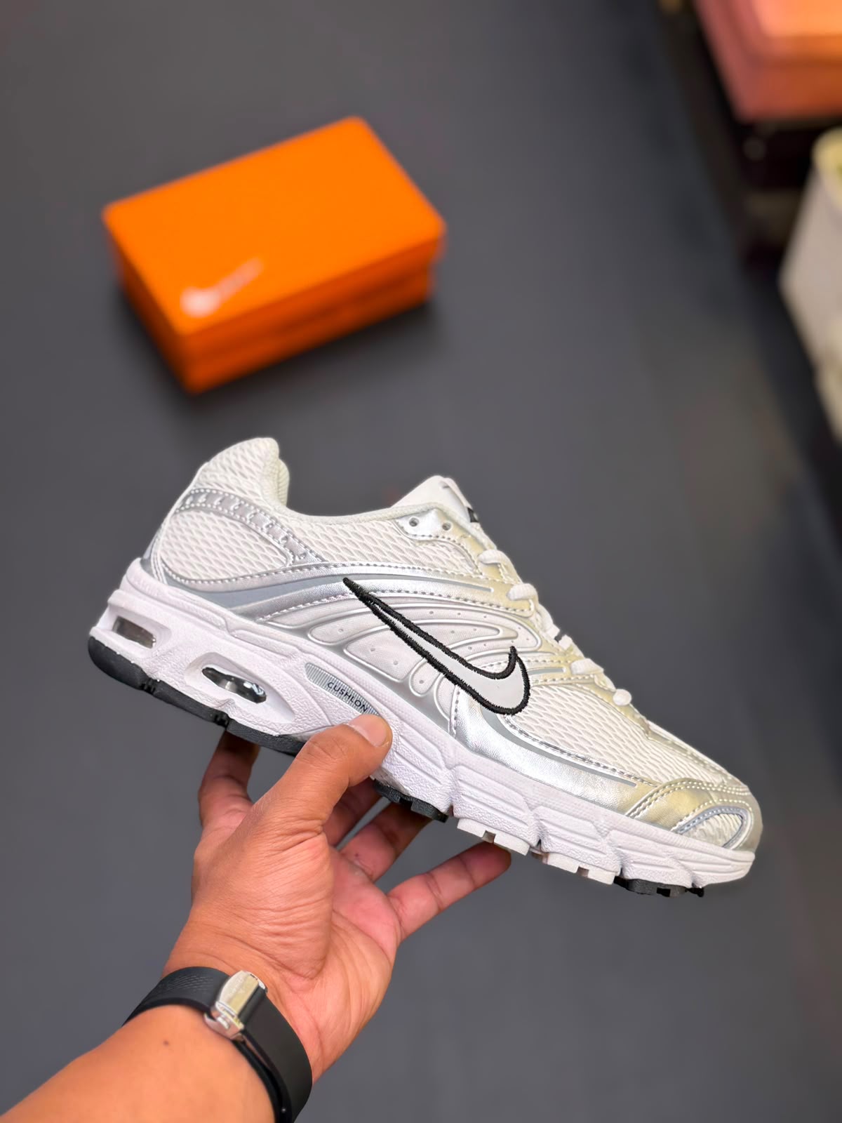 NIKE AIRMAX MOTO 2K