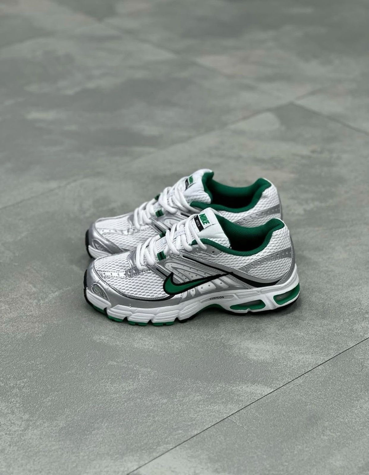 NIKE AIRMAX MOTO 2K