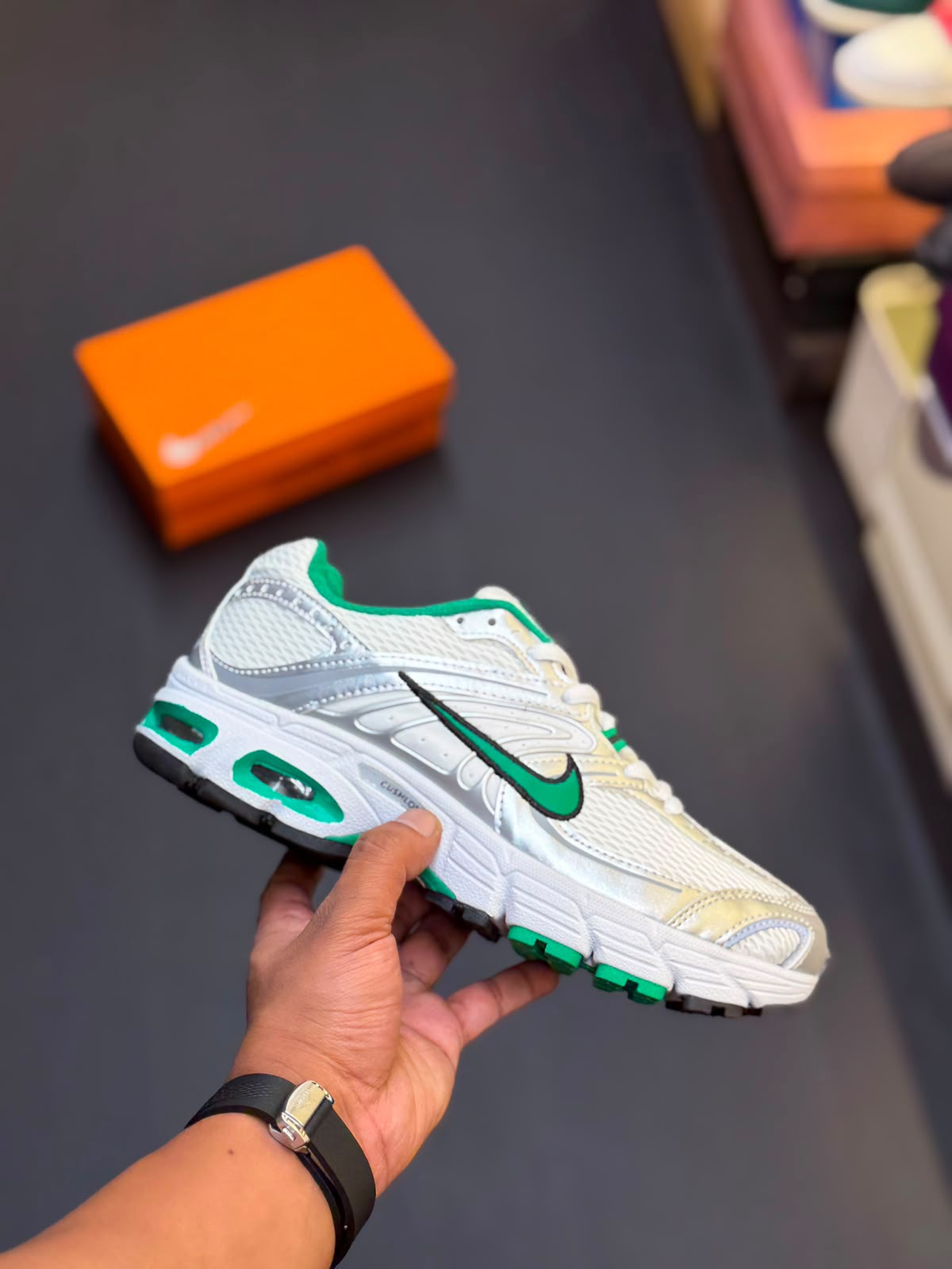 NIKE AIRMAX MOTO 2K