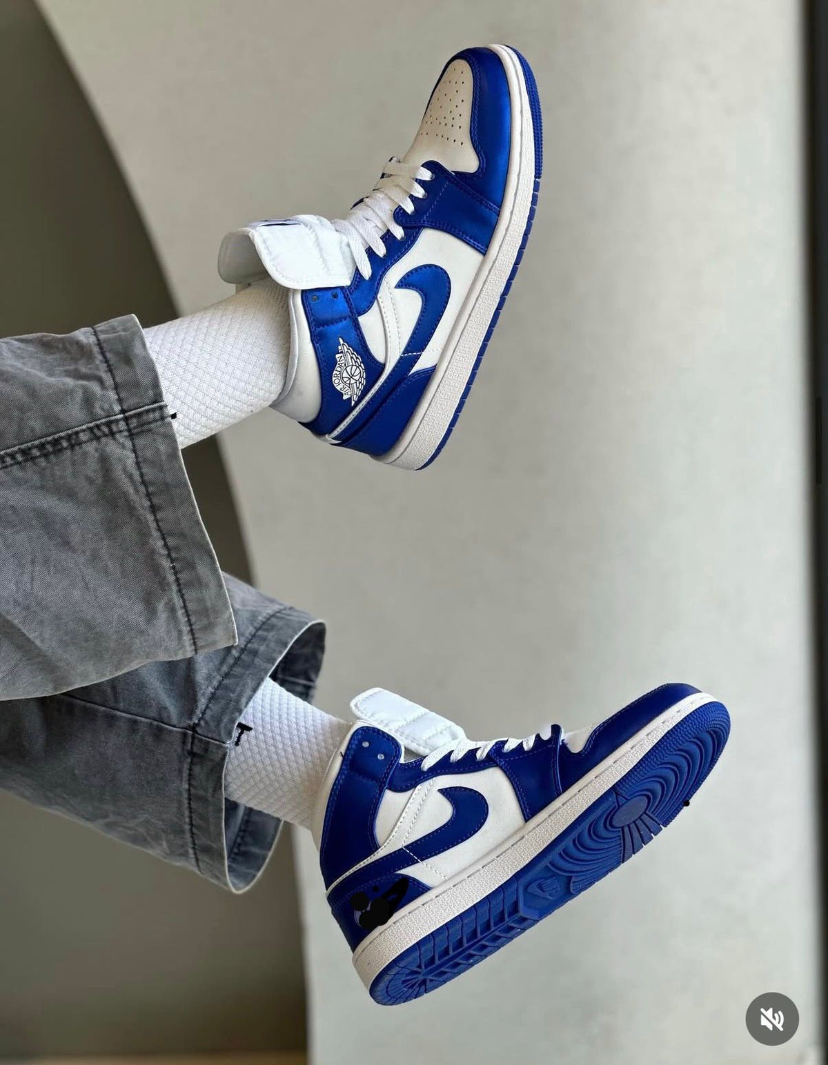 AIR JORDANS RETRO 1 MID ROYAL BLUE 🖤