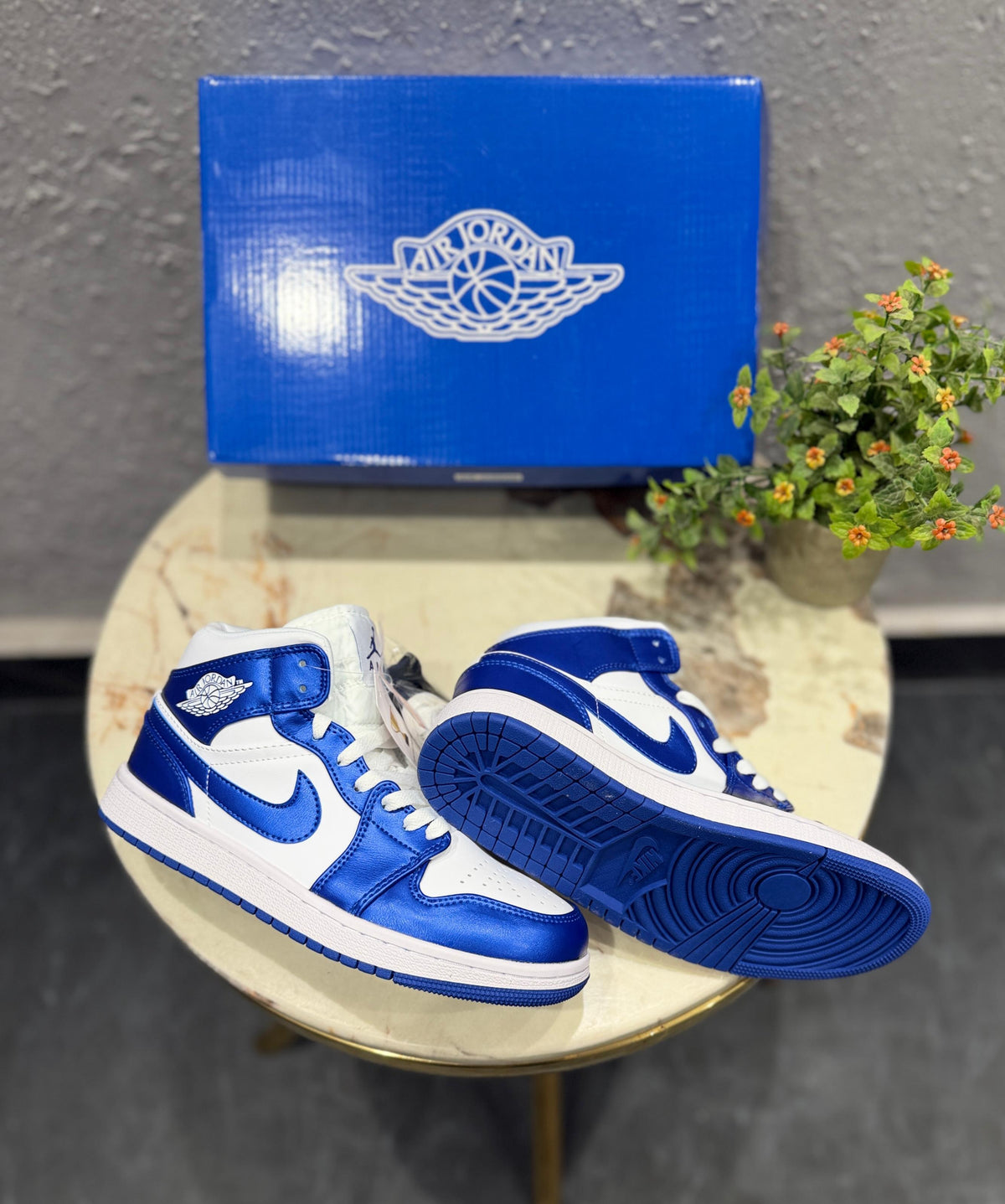 AIR JORDANS RETRO 1 MID ROYAL BLUE 🖤
