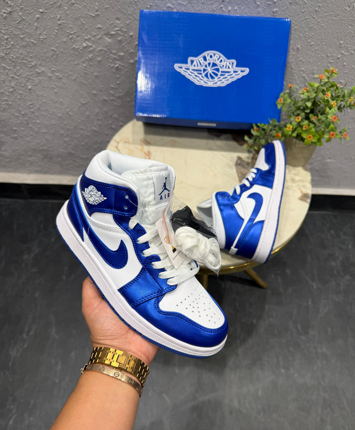 AIR JORDANS RETRO 1 MID ROYAL BLUE 🖤