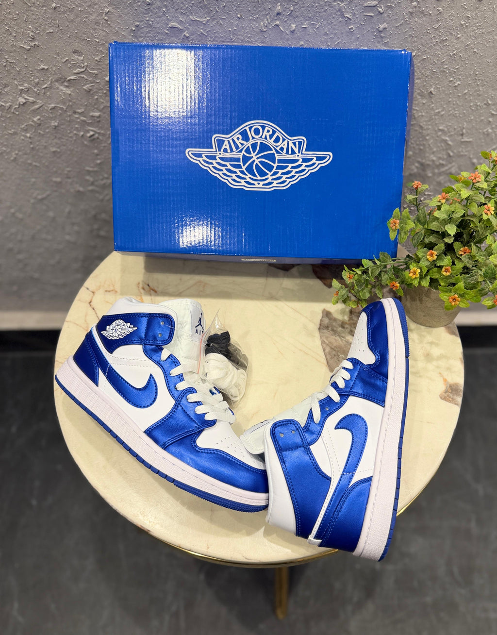 AIR JORDANS RETRO 1 MID ROYAL BLUE 🖤
