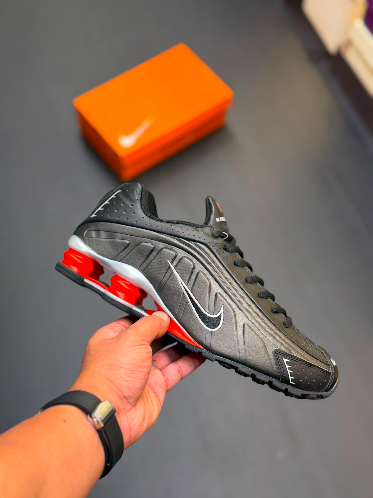 NIKE SHOX R4