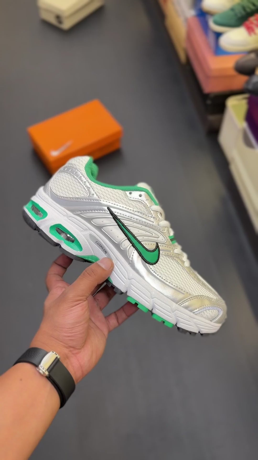 NIKE AIRMAX MOTO 2K