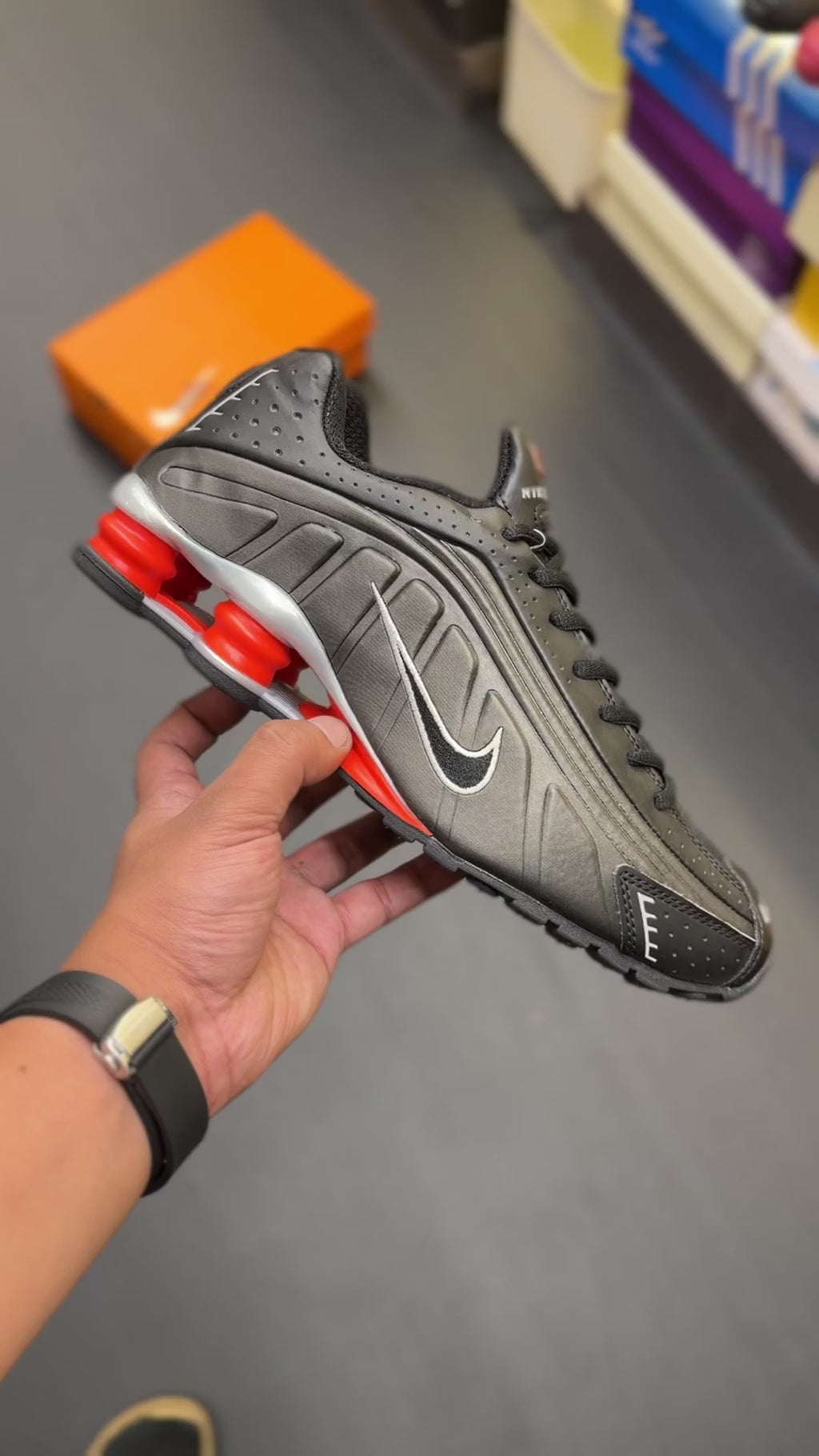 NIKE SHOX R4